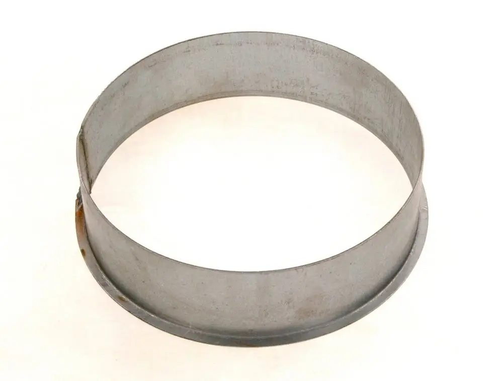 Metallring mit offenem Design, möglicherweise für Abgas- oder Rohrverbindungen, mit sichtbaren Kanten und einer glatten Oberfläche, als Zubehör von Bosch genutzt.